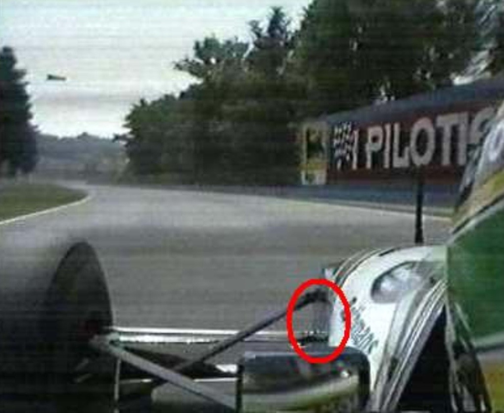 Roland Ratzenberger após batida durante o triste GP de San Marino de Fórmula 1 em 1994 - imglop.com